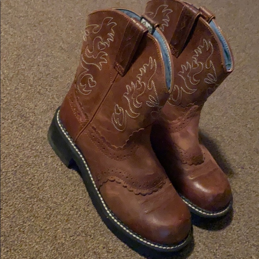 Ariat cowgirl boots lightly worn maybe twice